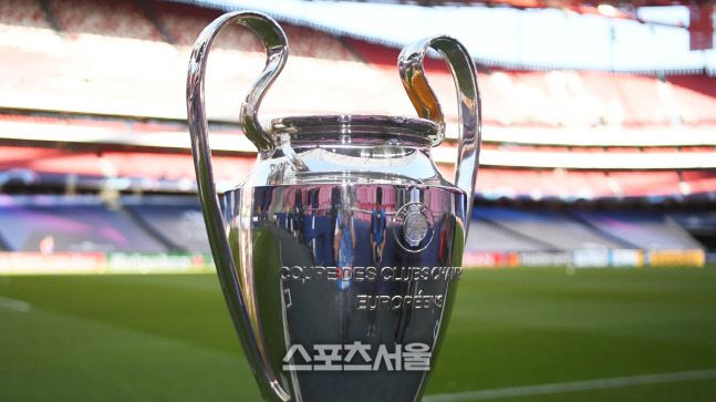 챔피언스리그 우승컵. 2020~21 챔피언스리그 결승전은 2021년 5월 29일 터키의 이스탄불에서 열린다.