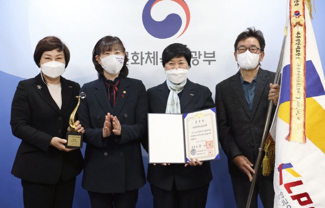 KLPGA가 제16회 대한민국 스포츠산업대상에서 대상인 대통령 표창을 받았다. KLPGA 김순미 수석부회장과 문체부 최윤희 2차관, KLPGT 강춘자 대표이사, KLPGA 김남진 사무총장.(왼쪽부터)이 수상 후 기념촬영을 하고 있다. 제공=문체부