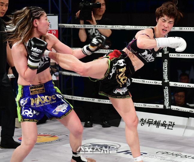 이승아가 하루카를 킥으로 공격하고 있다. 이승아가 승리하며 챔피언에 올랐다. 이주상기자 rainbow@sportsseoul.com