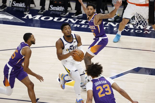 루디 고베어에 앞서 5년 1억9500만 달러 연장 계약을 맺은 유타의 슈터 슈팅가드 도노번 미첼USA TODAY Sports 연합뉴스