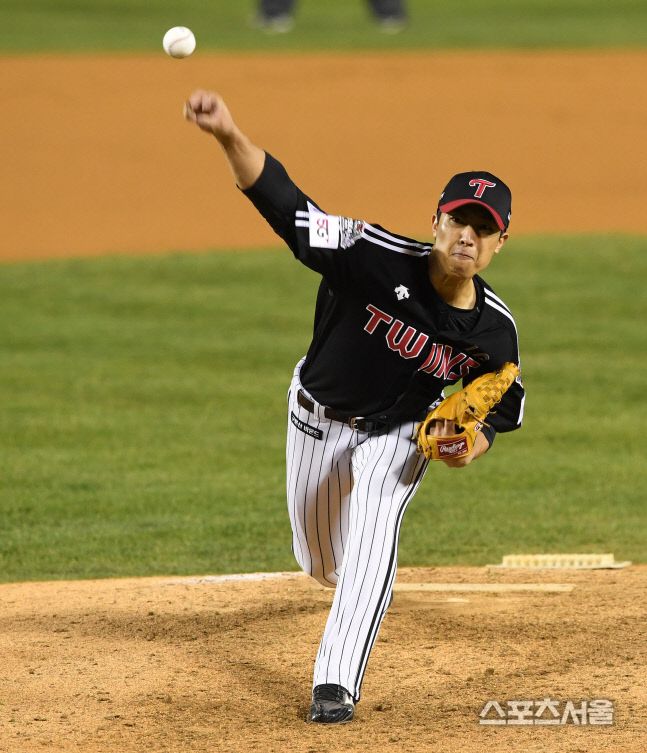 LG 트윈스 이정용이 11월 4일 서울 잠실 구장에서 진행된 두산과의 준플레이오프 1차전에서 0-3으로 뒤진 7회 등판해 역투하고 있다. 잠실 | 김도훈기자 dica@sportsseoul.com
