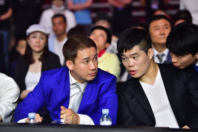 정문홍 회장과 김대환 대표(오른쪽)