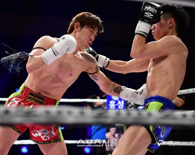 김진혁(왼쪽)이 지난해 열린 MAX FC 17에서 일본의 파시블 K를 훅으로 공격하고 있다. 김진혁이 KO승했다. 이주상기자 rainbow@sportsseoul.com
