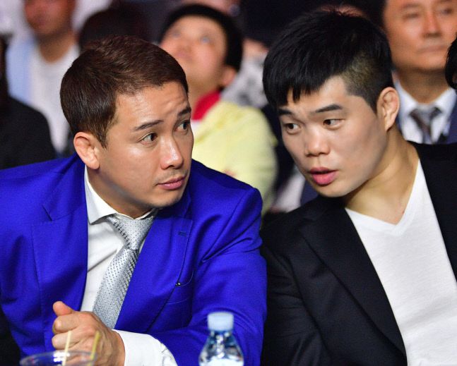 정문홍 회장과 김대환 대표(오른쪽)