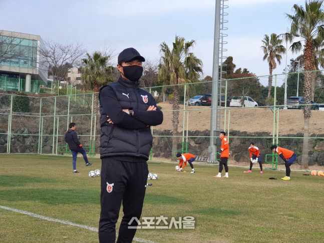 선수단 훈련을 지켜보는 남기일 감독. 제공 | 제주