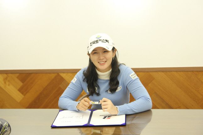 박현경이 브리지스톤골프와 재계약을 체결한 뒤 포즈를 취하고 있다. 제공=브리지스톤골프