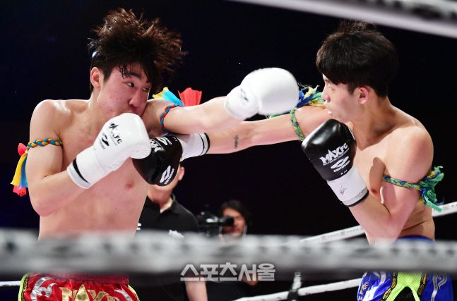 2019년 3월에 열린 맥스FC에서 권기섭과 조산해(오른쪽)가 난타전을 벌이고 있다. 이주상기자 rainbow@sportsseoul.com