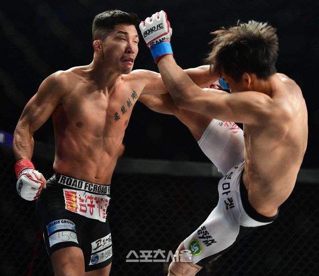 박형근(왼쪽)이 2018년 열린 로드FC 051에서 신승민에게 강력한 훅을 터뜨리고 있다. 이주상기자 rainbow@sportsseoul.com
