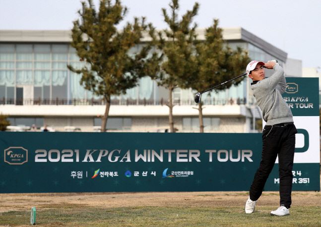 전준하가 5일 군산CC에서 열린 KPGA 윈터투어 2회대회에서 드라이버 티샷을 하고 있다. 제공=KPGA