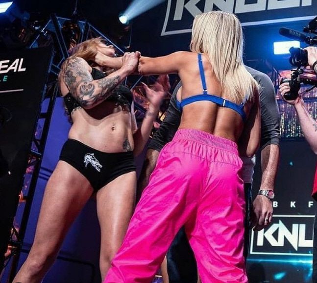 페이지 반젠트(오른쪽)이 BKFC 16 페이스오프에서 브리튼 하트의 멱살을 잡고 있다. 사진출처 | 페이지 반젠트 SNS