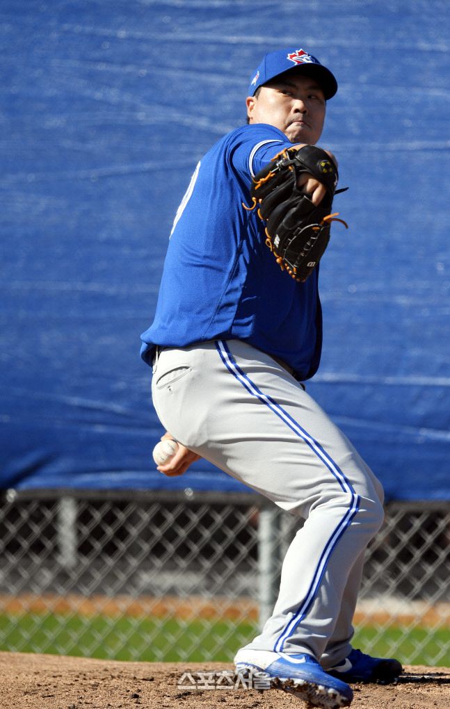 토론토 블루제이스 류현진이 17일(한국시간) 플로리다 더니든 바비 매틱 트레이닝 센터에서 열린 스프링캠프에 참가해 불펜 피칭을 하고 있다. 최승섭기자 thunder@sportsseoul.com