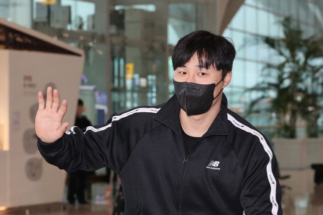 샌디에이고 김하성이 스프링캠프에 참석하기 위해 11일 오후 인천국제공항 제2터미널을 통해 출국하며 인사하고 있다. 연합뉴스