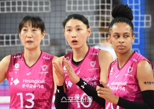 흥국생명 김연경이 16일 인천 계양체육관에서 진행된 기업은행과의 경기에서 비디오 판독 결과를 기다리고있다. 2021.02.16. 김도훈기자 dica@sportsseoul.com