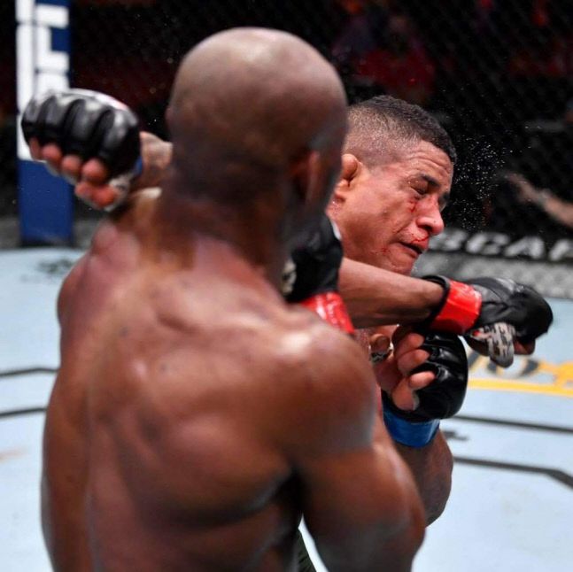 UFC 258에서 우스만이 번즈의 얼굴에 강력한 펀치를 성공시키고 있다. 사진제공 | UFC