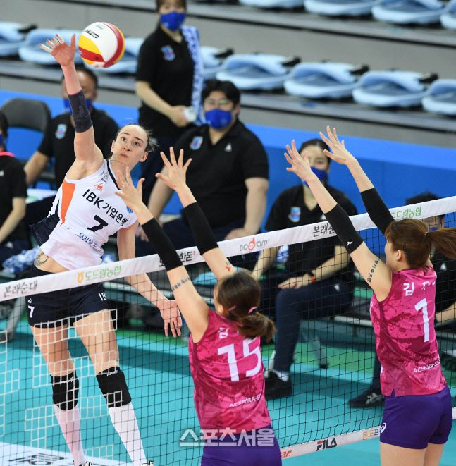 기업은행 라자레바가 16일 인천 계양체육관에서 진행된 흥국생명과의 경기에서 강타로 공격하고있다. 2021.02.16. 김도훈기자 dica@sportsseoul.com