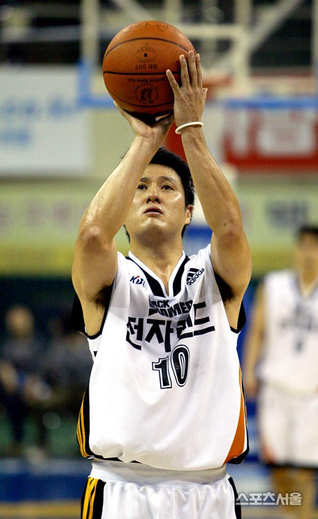 인천 전자랜드 문경은이 2003년 11월 30일 1000개째의 자유투를 성공시키고 있다. 부천 | 스포츠서울DB