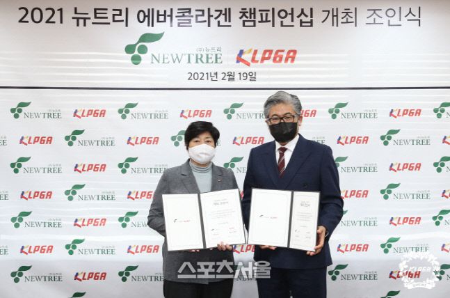 강춘자 KLPGT 대표가 19일 (주) 뉴트리와 에버콜라겐 챔피언십 개최 조인식을 가진 뒤 김도언 회장과 포즈를 취하고 있다. /KLPGA제공