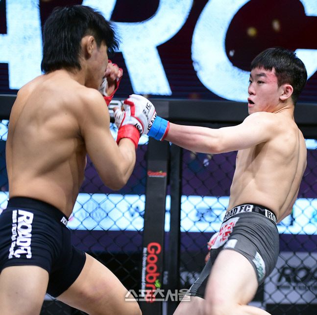 이정현이 고동혁(왼쪽)을 공격하고 있다. 이주상기자 rainbow@sportsseoul.com