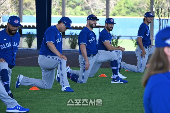 토론토 블루제이스 류현진이 21일(한국 시간) 플로리다 더니든 스프링트레이닝 훈련 세째날 동료들과스트레칭으로 몸을 풀고 있다. 토론토 블루제이스 구단 제공