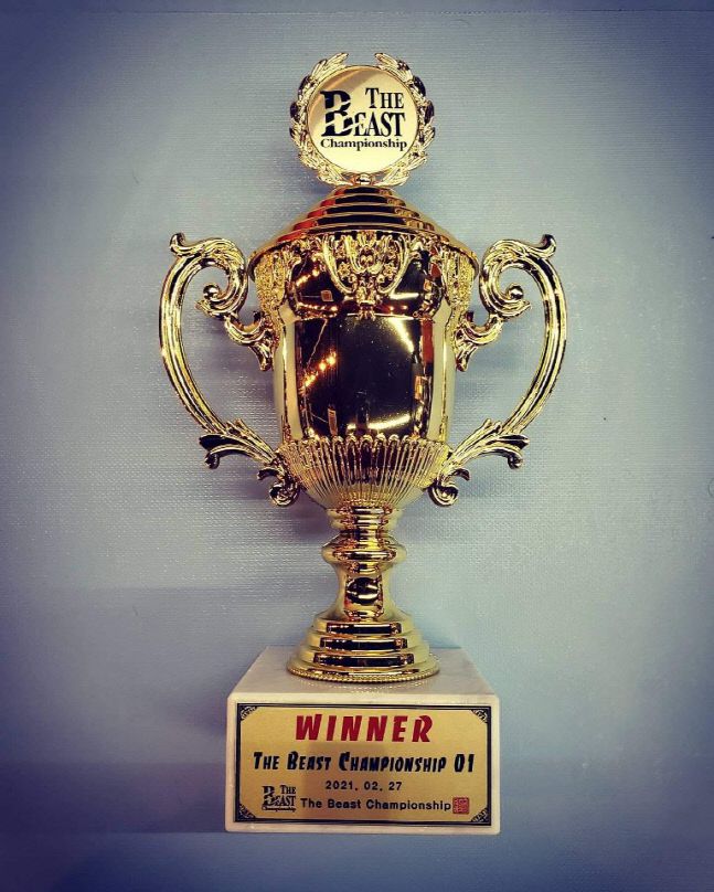 매치의 승자에게 주어지는 TBC의 트로피.