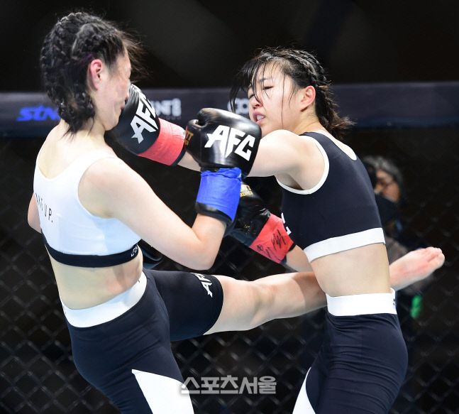 박서린(오른쪽)이 도은지에게 펀치 공격을 하고 있다. 이주상기자 rainbow@sportsseoul.com