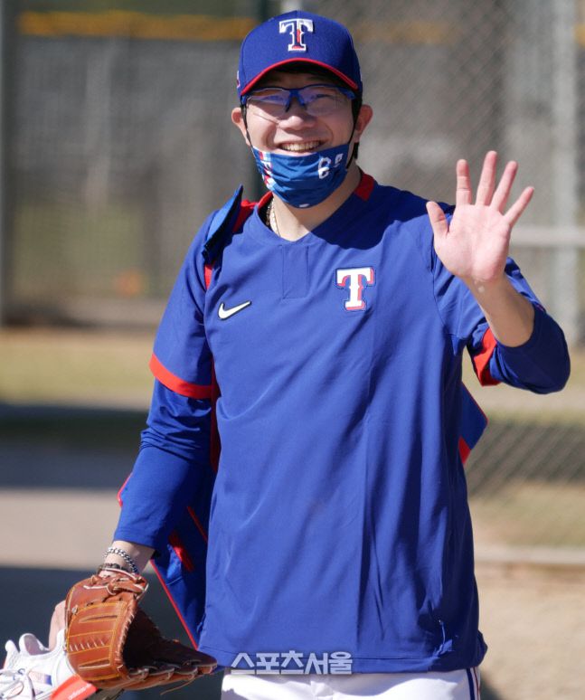 텍사스 레인저스 유니폼을 입고 첫 팀훈련에 참가한 양현종이 한국 기자들을 향해 반갑게 인사하고 있다. 서프라이즈(애리조나주)| 문상열 기자