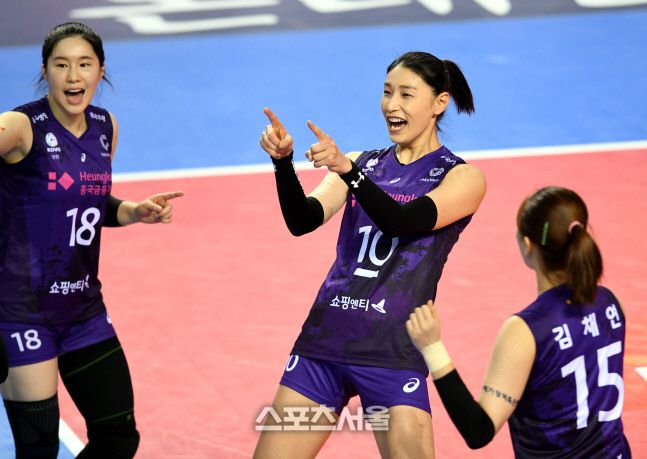 흥국생명 김연경이 24일 화성실내체육관에서 열린 2020-2021 V리그 여자부 IBK기업은행과 흥국생명 경기에서 득점 후 환호하고 있다. 화성 | 최승섭기자 thunder@sportsseoul.com