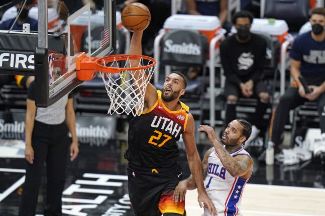 전반기 NBA 최고 승률을 이끈 유타 재즈 센터 루디 고베어가 필라델피아 76ers전에서 덩크슛을 꽂고 있다. AP연합뉴스