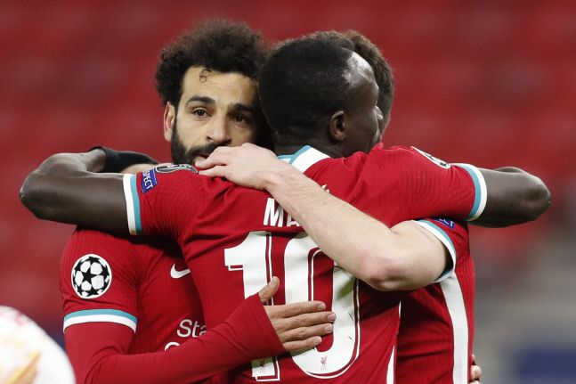 선제골 뒤 기뻐하는 무하마드 살라(왼쪽)와 사디오 마네(가운데). 부다페스트 | AP연합뉴스