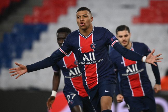 파리 생제르맹 킬리앙 음바페가 11일 오전(한국시간) 프랑스 파리 파르크 드 프랭스에서 끝난 2020~2021 유럽축구연맹(UEFA) 챔피언스리그 16강 2차전 FC바르셀로나와 경기에서 전반 30분 페널티킥 선제골을 집어 넣은 뒤 기뻐하고 있다. 파리 | AFP연합뉴스