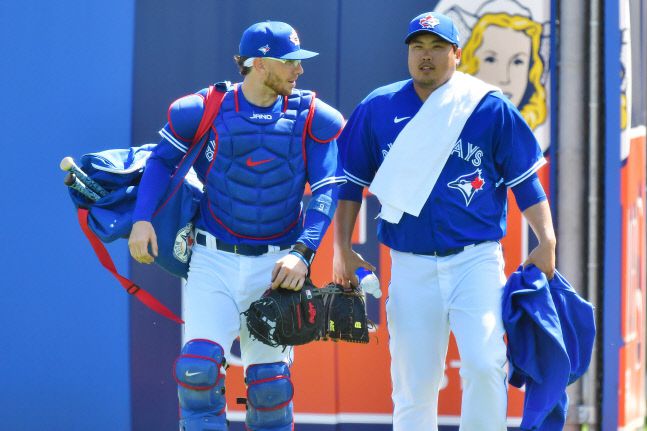 류현진의 사실상 전담포수가 된 대디 잰슨. 지난 볼티모어 오리올스전 첫 시볌경기 때 불펜에서 웜엄을 한 뒤 덕아웃으로 향하는 배터리. AP연합뉴스