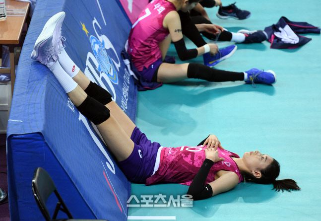 흥국생명 김연경이 9일 인천 계양체육관에서 열린 2020-2021 V리그 여자부 흥국생명과 현대건설의 경기에서 현대건설에 패한 뒤 코트에 누워 허공을 바라보고 있다. 흥국생명은 현대건설에 세트스코어 1-3으로 패하며 승점을 추가하지 못해 자력 우승의 기회를 놓쳤다.  2021. 3. 9. 인천 | 박진업기자 upandup@sportsseoul.com