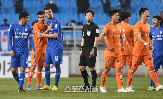 수원 삼성 제리치가 14일 수원월드컵경기장에서 2021 K리그1 4라운드 강원 FC와의 경기를 1-1 무승부로  마친 뒤 인사하고있다. 2021.03.14. 김도훈기자 dica@sportsseoul.com