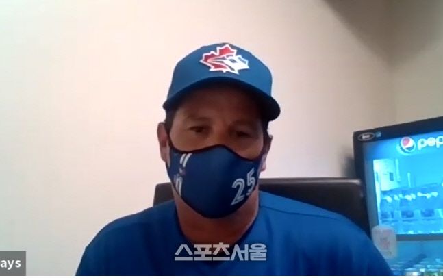 토론토 찰리 몬토요 감독은 투수 류혀진과 포수 대니 잰슨의 호흡이 잘 맞는다며 “오늘 디트뢰트전에서 류현진이 한 번도 머리를 흔들지 않았다”고 인터뷰에서 말했다. 사진 캡처