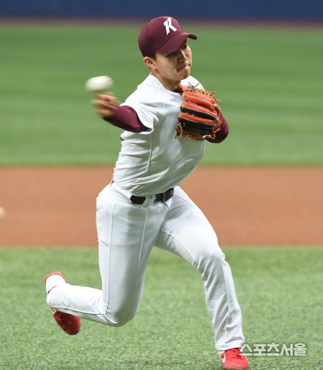 키움 김휘집이 지난달 20일 서울 고척스카이돔에서 진행된 스프링캠프 훈련을 소화하고 있다. 고척 | 김도훈기자 dica@sportsseoul.com