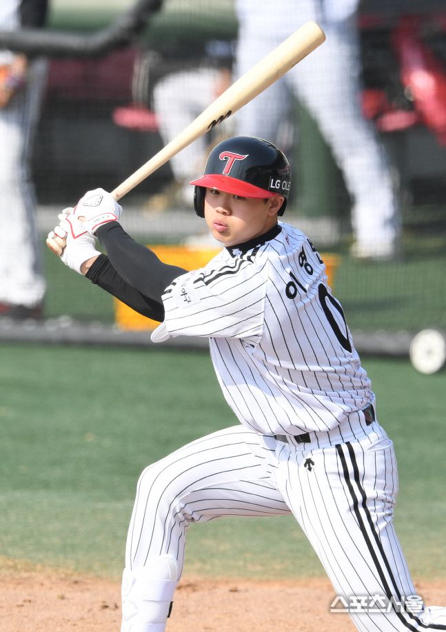 LG 이영빈이 지난달 21일 경기도 이천 LG챔피언스파크에서 진행된 스프링캠프 중 힘차게 스윙을 하고 있다. 이천 | 박진업기자 upandup@sportsseoul.com