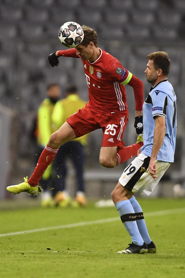 바이에른 뮌헨의 토마스 뮐러(왼쪽)가 라치오와의 경기에서 헤딩을 하고 있다. 뮌헨/ EPA 연합뉴스