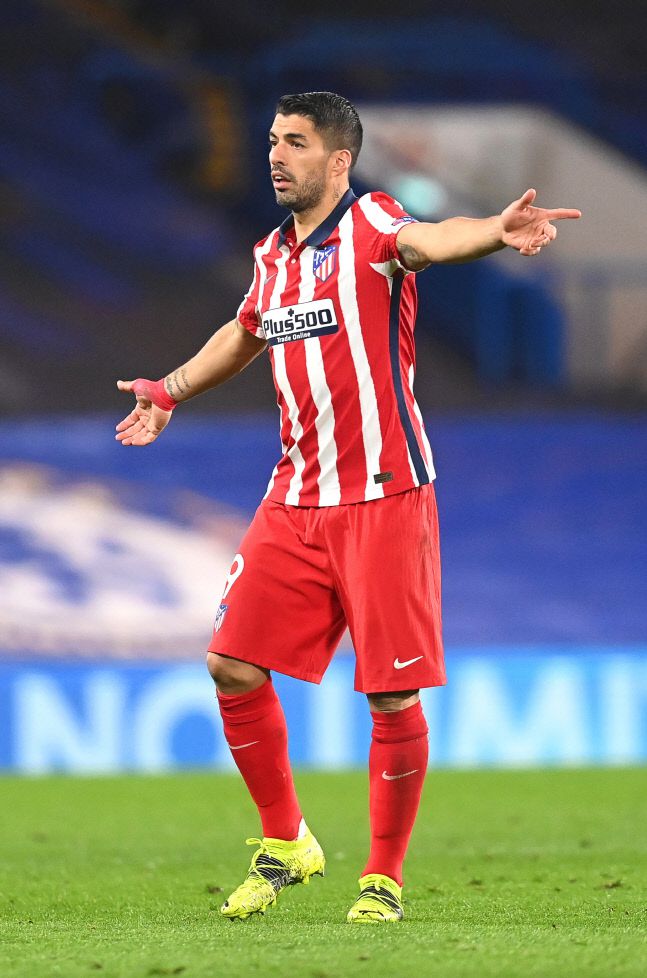 이럴 수가...아틀레티코 마드리드의 스트라이커 루이스 수아레스가 17일(현지시간) 첼시와의 2020~2021 유럽축구연맹(UEFA) 챔피언스리그 16강 2차전에서 경기가 풀리지 않자 답답하다는 몸짓을 하고 있다. 스페인 라리가 1위 아틀레티코는 첼시에 져 탈락했다. 런던/ EPA 연합뉴스