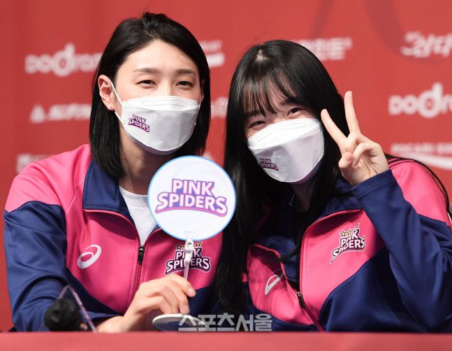 흥국생명 김연경과 김미연이 18일 서울 강남구 리베라호텔에서 진행된 V리그 여자부 포스트시즌 미디어데이에 참석해 행사를 마친 뒤 포즈를 취하고있다. 김도훈기자 dica@sportsseoul.com