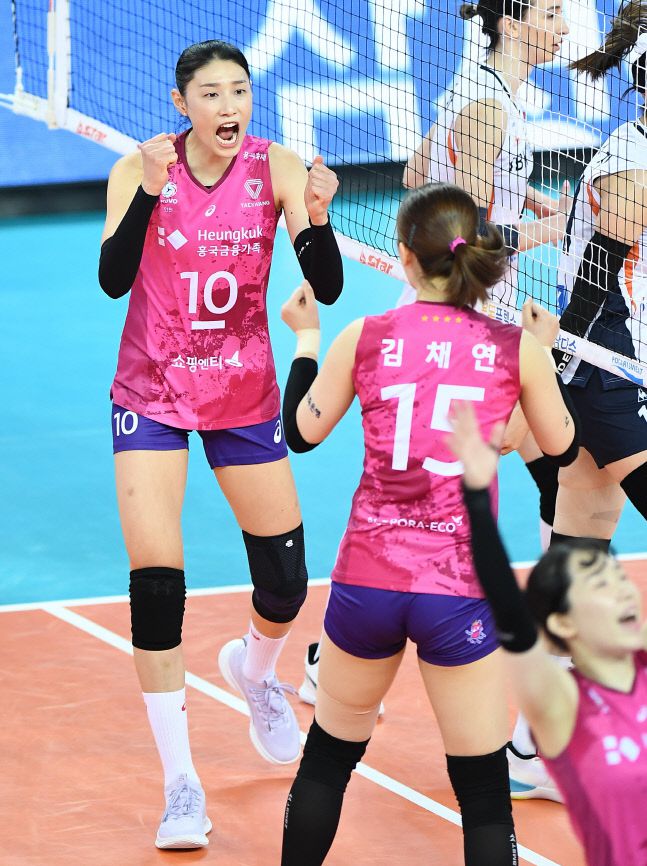 흥국생명 김연경이 20일 인천 계양체육관에서 열린 여자 프로배구 플레이오프 1차전 IBK기업은행전에서 공격에 성공한 뒤 주먹을 불끈쥐고 있다. 제공 | 한국배구연맹