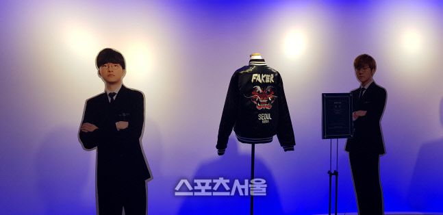 매장 내 ‘페이커’ 이상혁 선수의 입간판 옆으로 스페셜 굿즈인 ‘페이커’ 점퍼가 전시돼 있다. 이 상품의 가격은 50만원.  김민규기자 kmg@sportsseoul.com