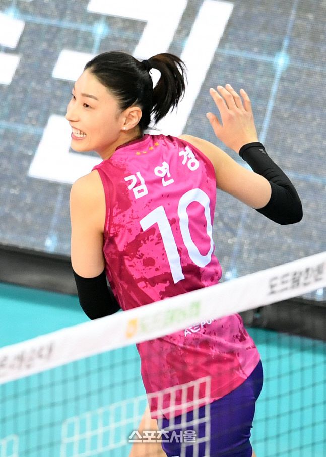 흥국생명 김연경이 9일 인천 계양체육관에서 열린 2020-2021 V리그 여자부 흥국생명과 현대건설의 경기에서 득점을 한 뒤 기뻐하고 있다. 2021. 3. 9. 인천 | 박진업기자 upandup@sportsseoul.com