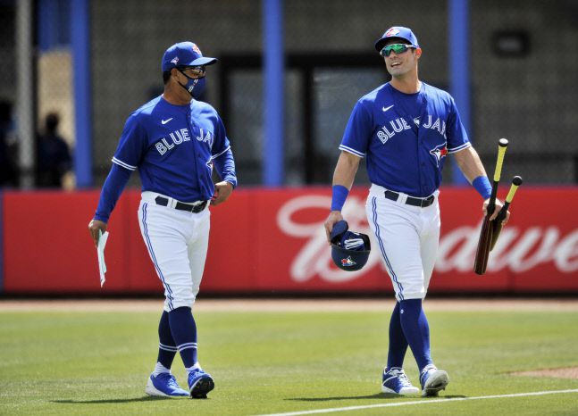 토론토 블루제이스 찰리 몬토요 감독(왼쪽)은 22일 시뮬레이션 피칭을 한 류현진의 다음 등판 일정과 선발 로테이션에 대해서 투수코치와 상의해야 한다며 즉답을 피했다. 더디든(플로리다)AP연합뉴스