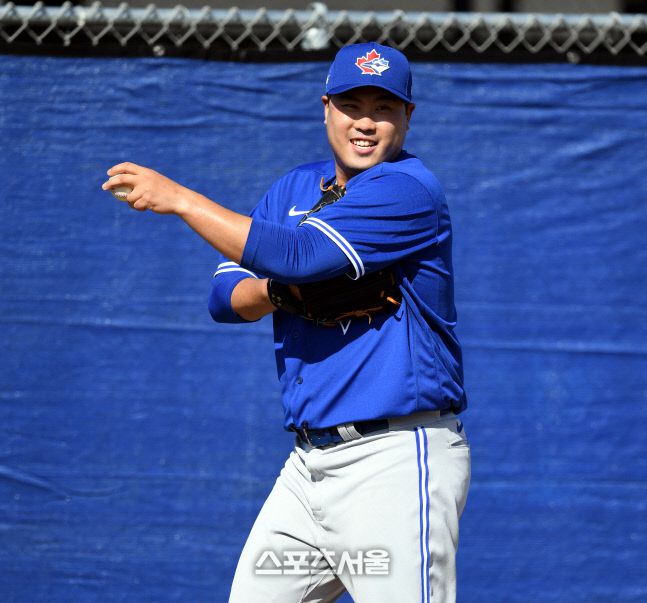 토론토 블루제이스 류현진이 17일(한국시간) 플로리다 더니든 바비 매틱 트레이닝 센터에서 열린 스프링캠프에 참가해 불펜 피칭 전 웃고 있다. 2020. 2.17. 최승섭기자(스포츠서울 DB)