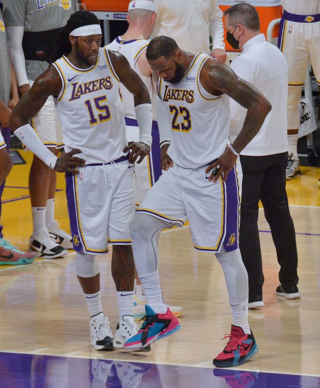 지난 21일 애틀랜타 혹스전 2쿼터에 오른쪽 발목 부상을 당한 LA 레이커스 르브론 제임스가 동료 몬트레즐 해럴이 지켜보는 가운데 발 상태를 점검하고 있다. 부상 후 경기를 재개했으나 이후 통증이 드러나면서 라커룸으로 떠났다. 애틀랜타(조지아)|UPI연합뉴스