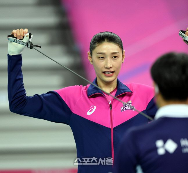 흥국생명 김연경이 24일 인천계양체육관에서 열릴 2020-2021 V리그 플레이오프 흥국생명과 IBK기업은행의 3차전에 앞서 몸을 풀고 있다. 2021. 3. 24.계양 | 최승섭기자 thunder@sportsseoul.com