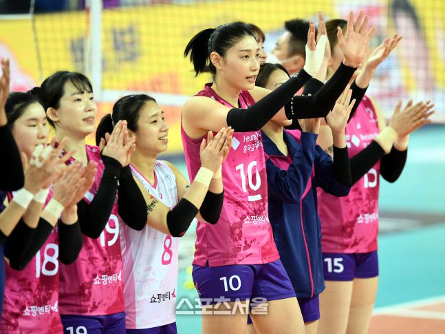 흥국생명 김연경이 24일 인천계양체육관에서 열린 2020-2021 V리그 플레이오프 흥국생명과 IBK기업은행의 3차전 승리 후 팬들에게 인사를 하고 있다. 2021. 3. 24.계양 | 최승섭기자 thunder@sportsseoul.com