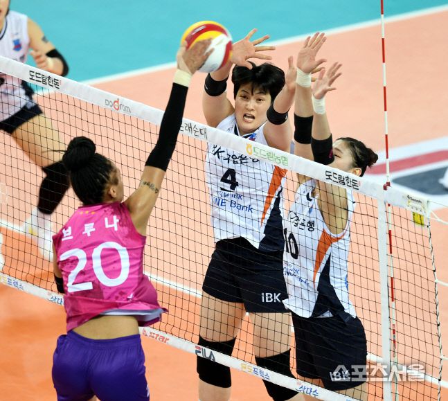기업은행 김희진과 김주향이 24일 인천계양체육관에서 열린 2020-2021 V리그 플레이오프 흥국생명과 IBK기업은행의 3차전에서 상대 브루나의 공격을 블로킹하고 있다. 2021. 3. 24.계양 | 최승섭기자 thunder@sportsseoul.com
