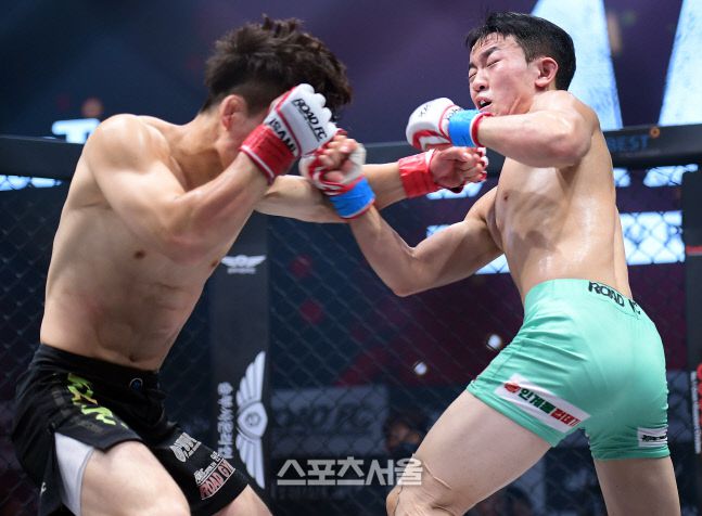 ARC 002에서 이정현(오른쪽)이 유재남에게 오른손 공격을 펼치고 있다. 이정현이 승리했다. 이주상기자 rainbow@sportsseoul.com