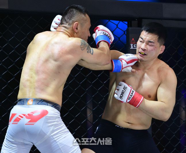 2019년 12월 ROAD FC 057에서 신동국과 남의철(오른쪽)이 펀치를 교환하고 있다. 남의철이 승리했다. 이주상기자 rainbow@sportsseoul.com